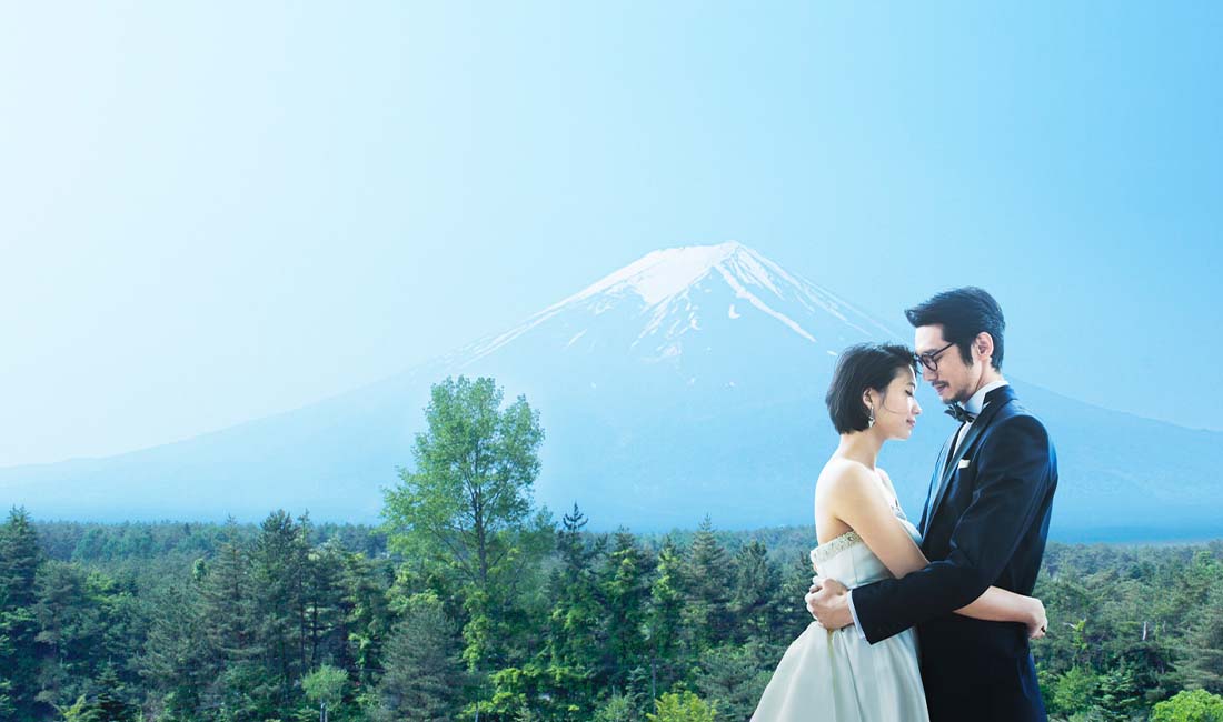 富士山の麓に佇むハイランドリゾート ホテル&スパ。目の前に広がる雄大な富士山の眺めはゲストも喜ぶロケーションです。ホテルならではの行き届いたサービスとエンターテインメント性溢れる多彩な演出で、感動と笑顔に包まれる特別な一日が過ごせる結婚式場です。